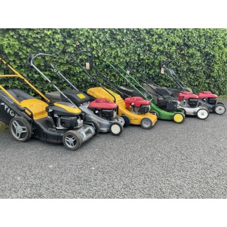 Diverse gebruikte benzine maaiers in de prijsklasse van € 275,- tot € 375,-
